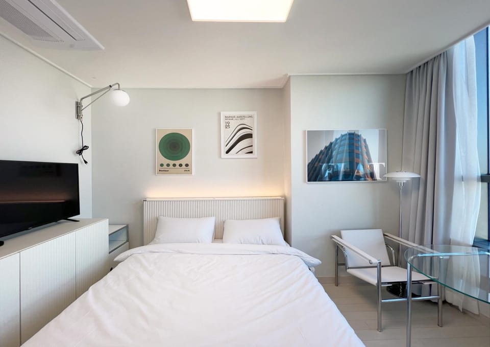Bed, TV and multimedia, Photo of the whole room, Seating area, Bedroom