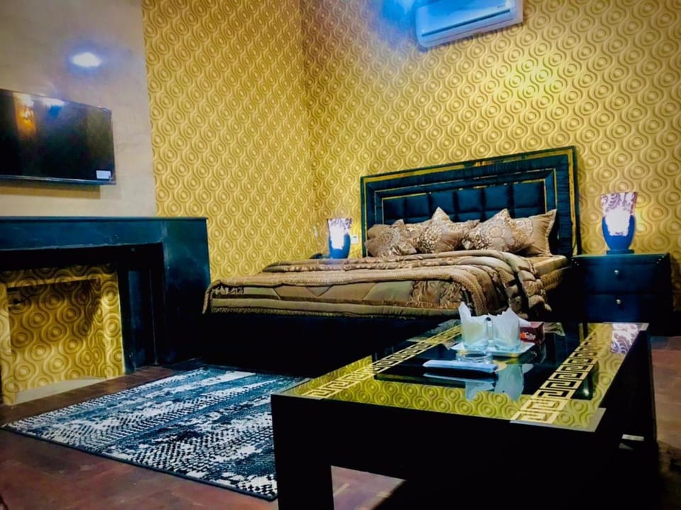 Bed, TV and multimedia, Bedroom