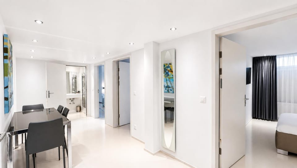 Bathroom, Dining area, kitchen