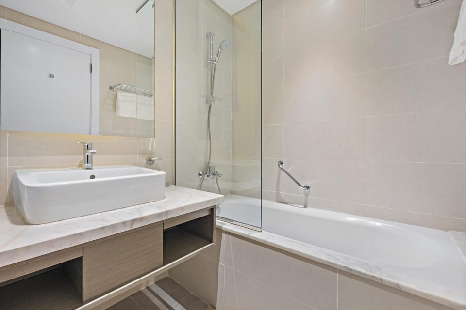 Shower, Bath, towels