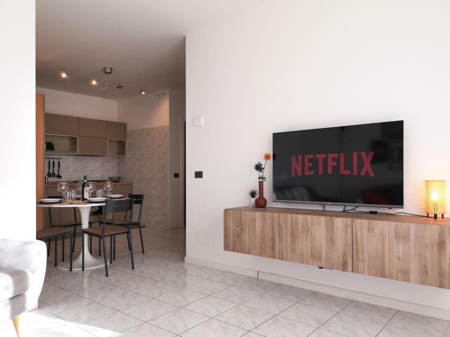 TV and multimedia, Kitchen or kitchenette, Dining area, Evening entertainment