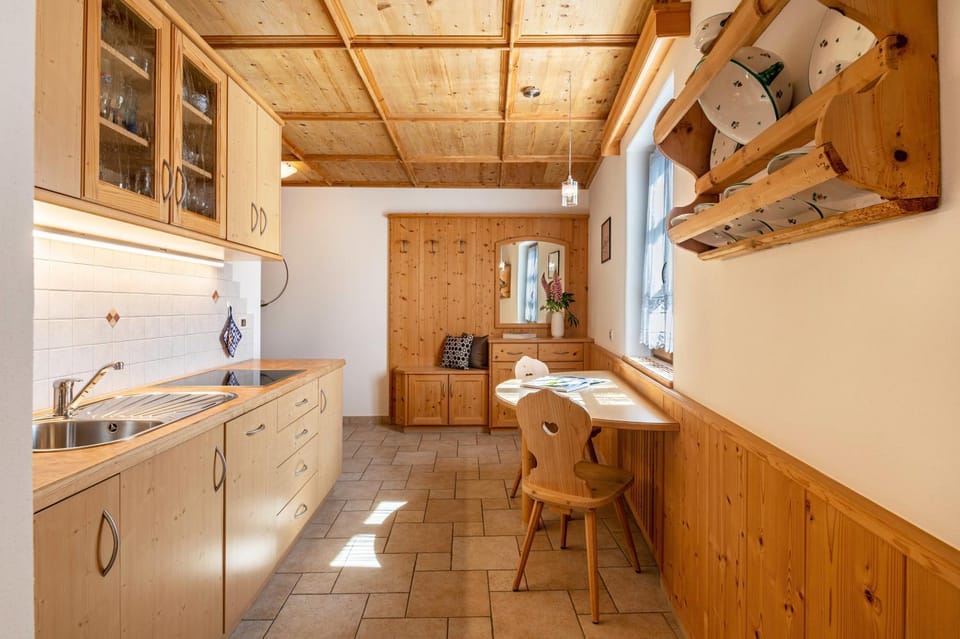 Kitchen or kitchenette, Living room