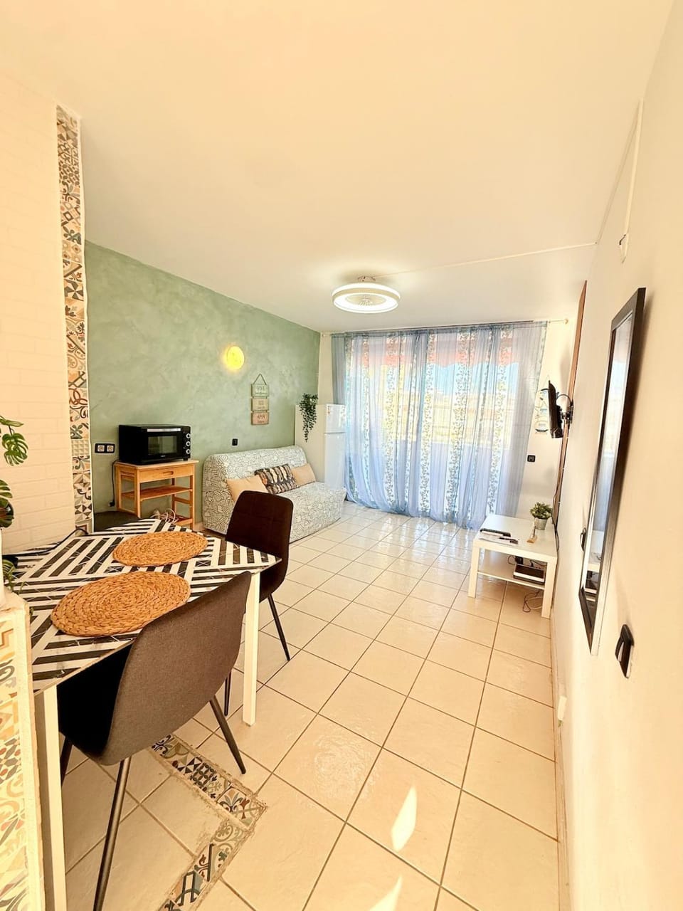 Communal lounge/ TV room, TV and multimedia, Kitchen or kitchenette, Living room, Seating area, Dining area, Evening entertainment
