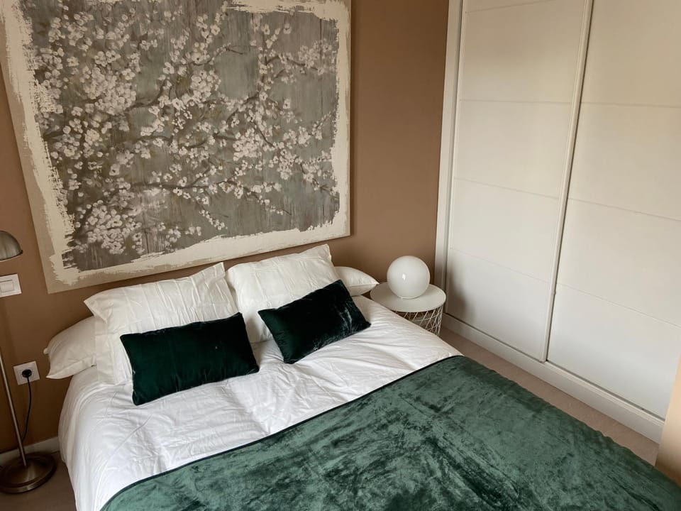 Bed, Photo of the whole room, Bedroom, wardrobe