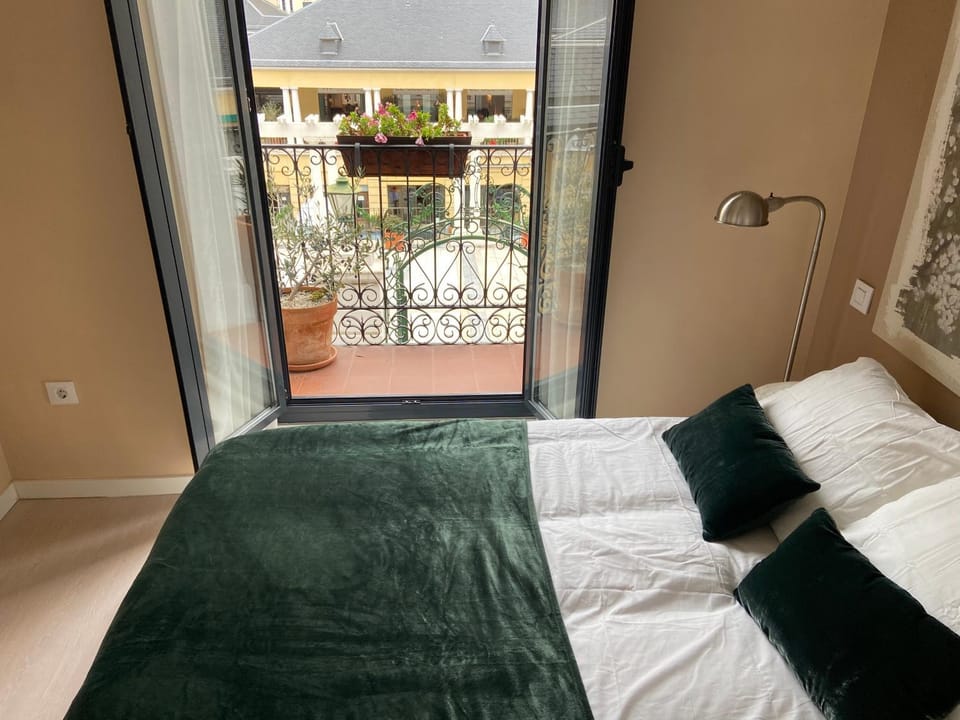 Bed, Balcony/Terrace, Photo of the whole room, Bedroom