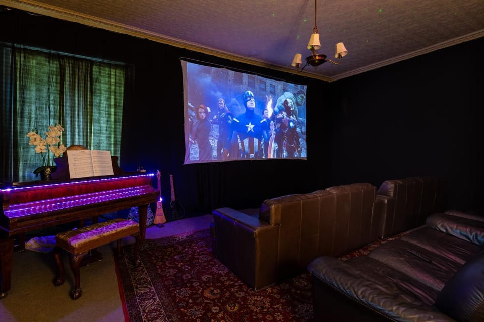 Communal lounge/ TV room