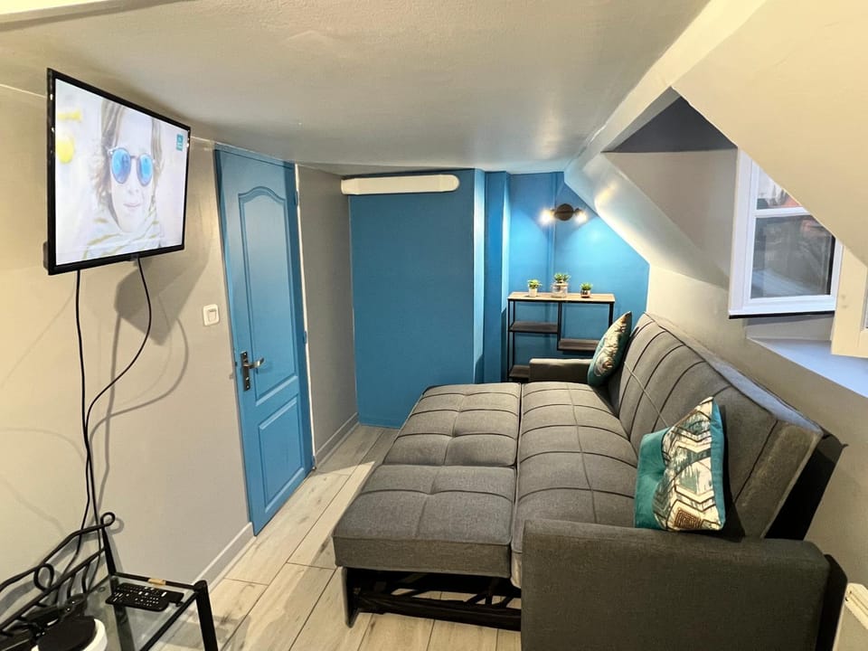 Communal lounge/ TV room, Bed, TV and multimedia, Living room, Bedroom