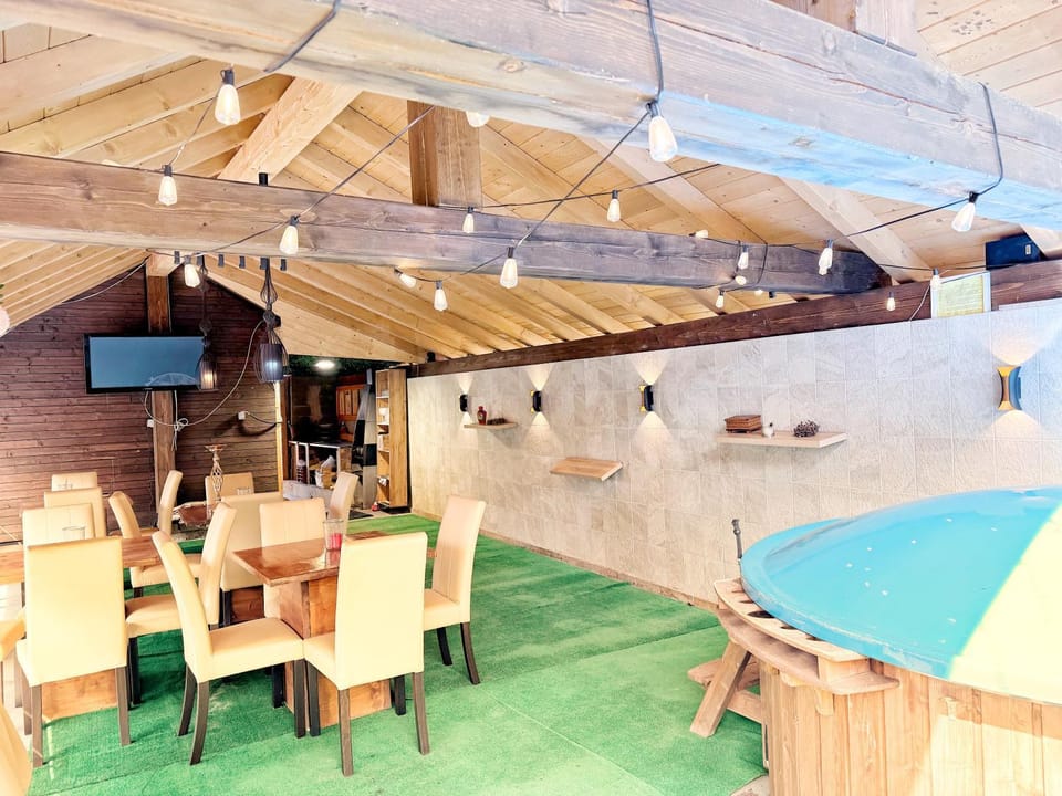 Restaurant/places to eat, Communal lounge/ TV room, Banquet/Function facilities, Evening entertainment