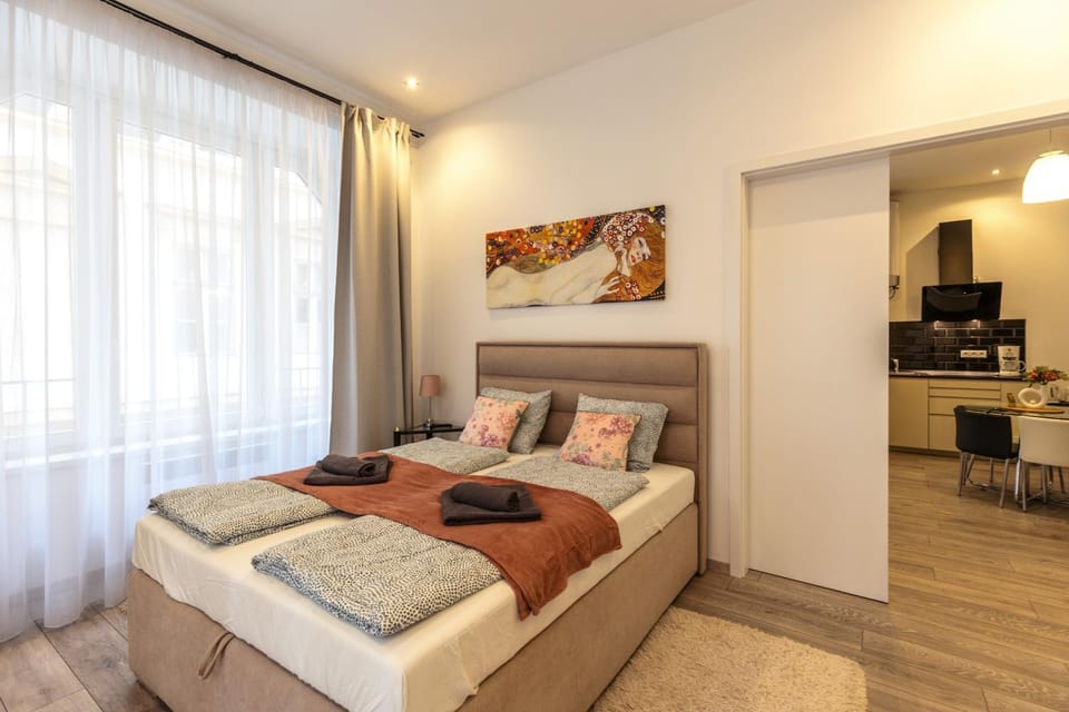 Bed, Bedroom, towels