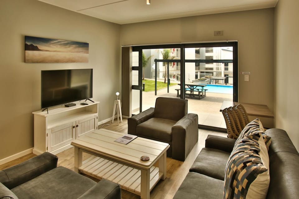Communal lounge/ TV room, TV and multimedia, Living room, Seating area, Evening entertainment