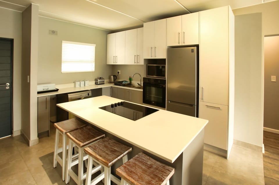 Kitchen or kitchenette, Dining area, dishwasher, minibar, pet friendly, stove