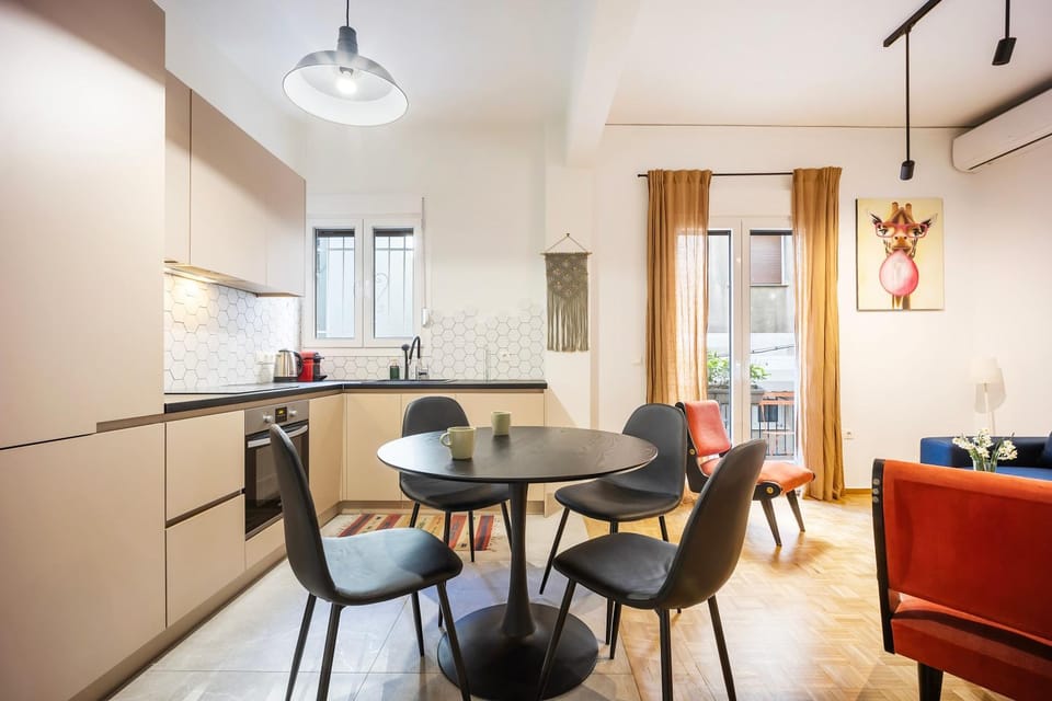 Kitchen or kitchenette, Seating area, Dining area