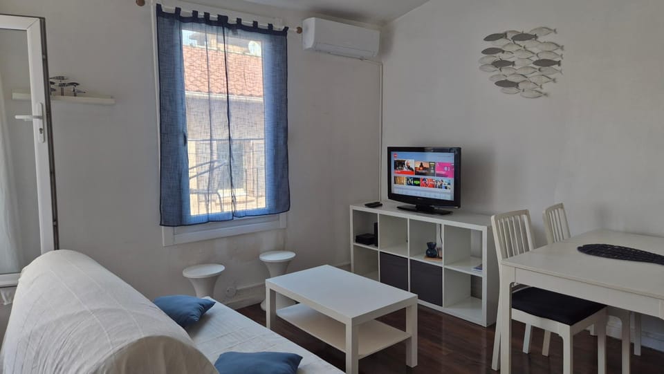 Plein coeur du Panier avec terrasse 2 à 4 personnes arrivée avant 19h Apartment in Marseille