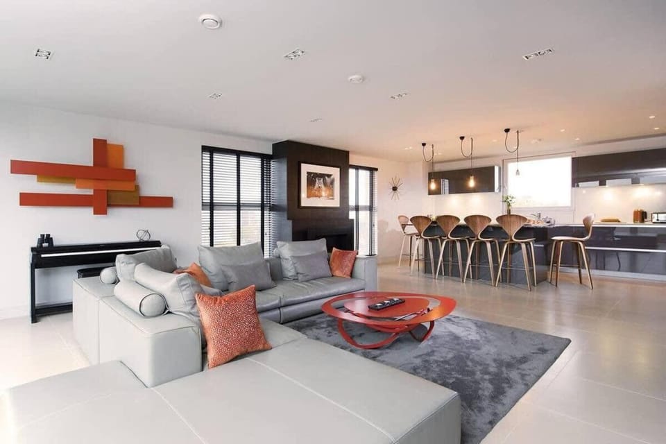 Kitchen or kitchenette, Living room, Seating area, Dining area