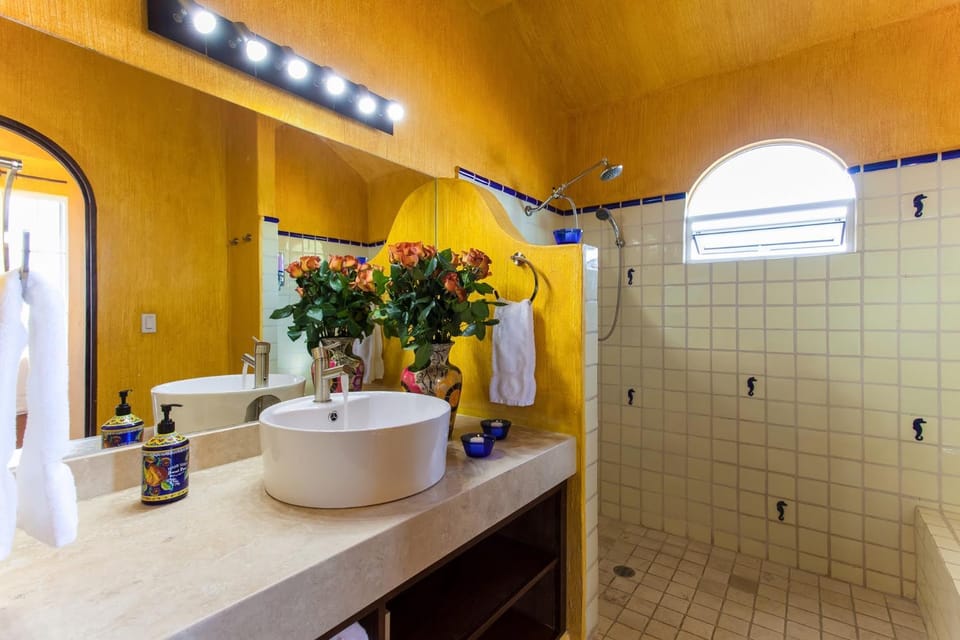 Casa Lorenzo Orange Sunsets, Lush Landscape, Intown, Privacy Villa in Puerto Vallarta