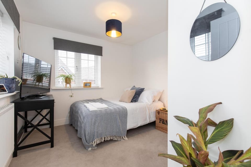 Sleeps 8, off-road parking for 3 cars, pet friendly, welcome hamper House in Coventry