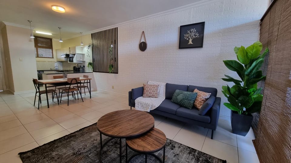Kitchen or kitchenette, Seating area, Dining area