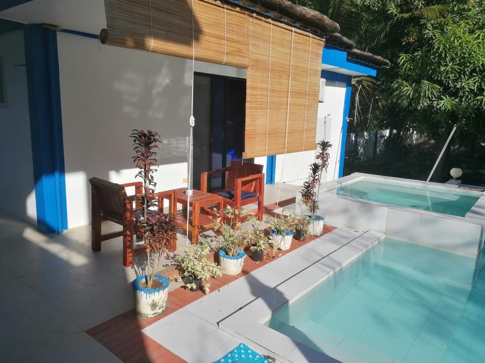 Property building, Balcony/Terrace, Pool view