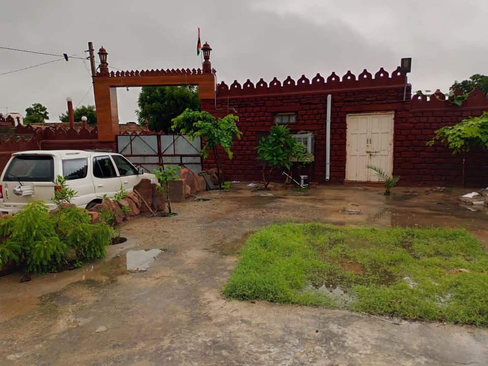 Property building, Garden, Parking