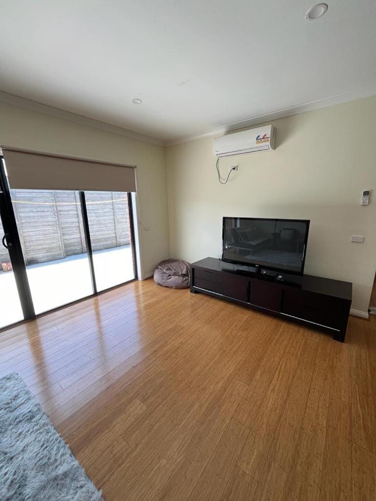 Spacious & Sunny 2BR with garage,11 min to airport House in Melbourne