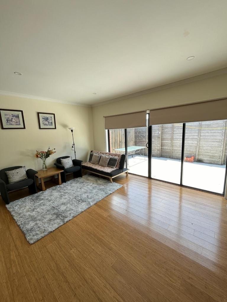 Spacious & Sunny 2BR with garage,11 min to airport House in Melbourne