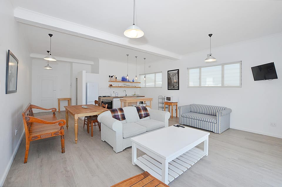TV and multimedia, Kitchen or kitchenette, Seating area, Dining area