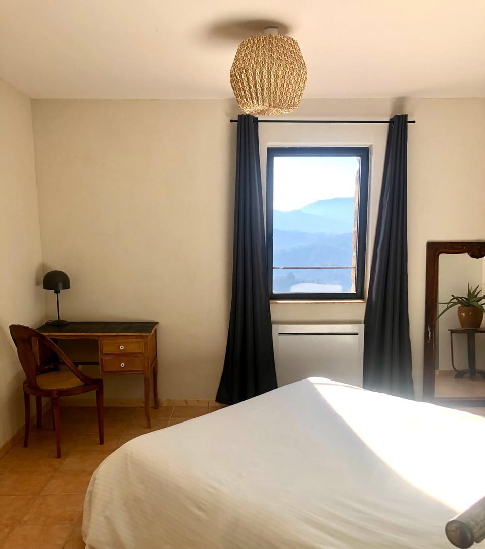 Photo of the whole room, Bedroom, Mountain view