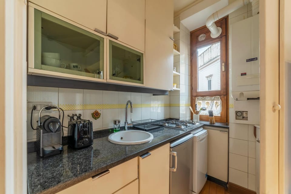 Kitchen or kitchenette, minibar, stove, toaster