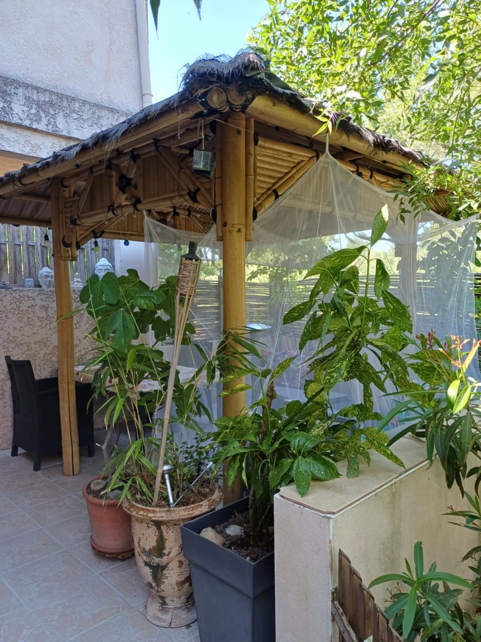 Petit studio, belle terrasse, piscine et parking privé Vacation rental in Occitanie