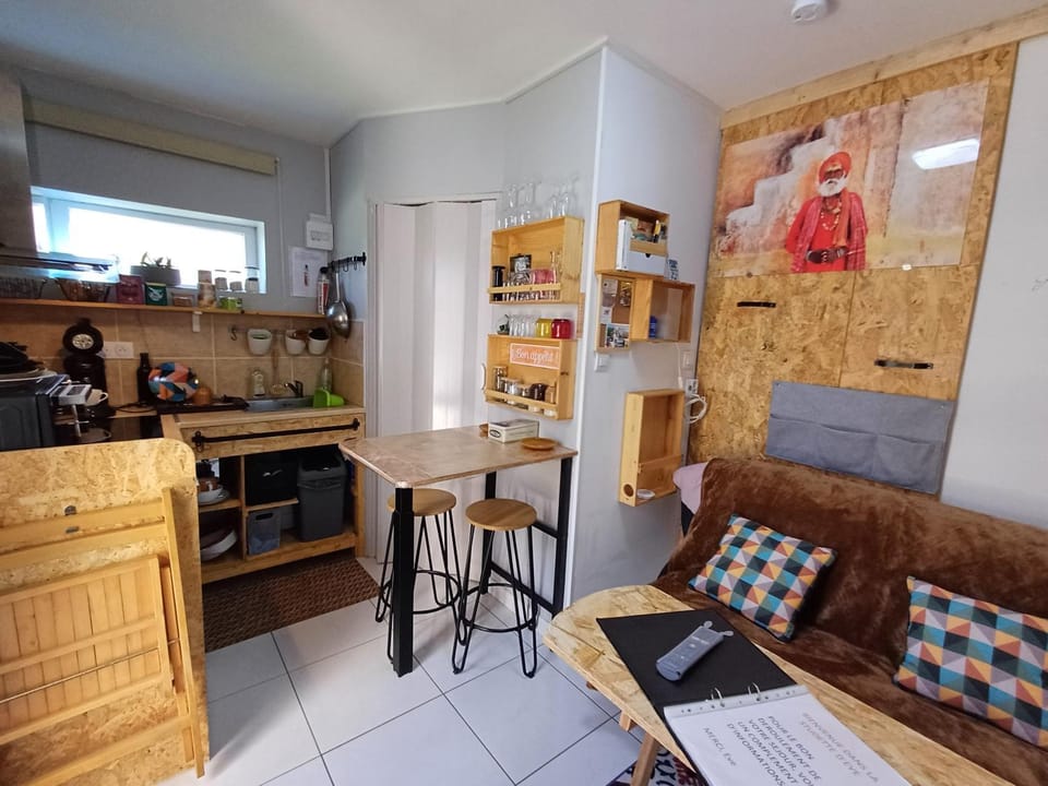 Petit studio, belle terrasse, piscine et parking privé Vacation rental in Occitanie