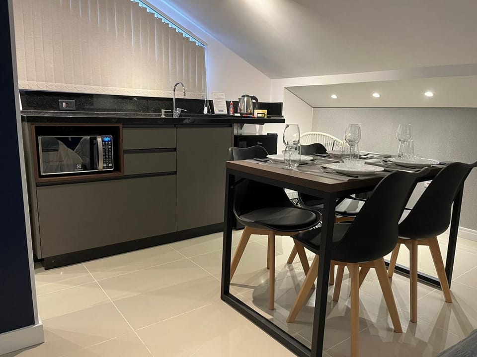 Coffee/tea facilities, Kitchen or kitchenette, Dining area, minibar, stove