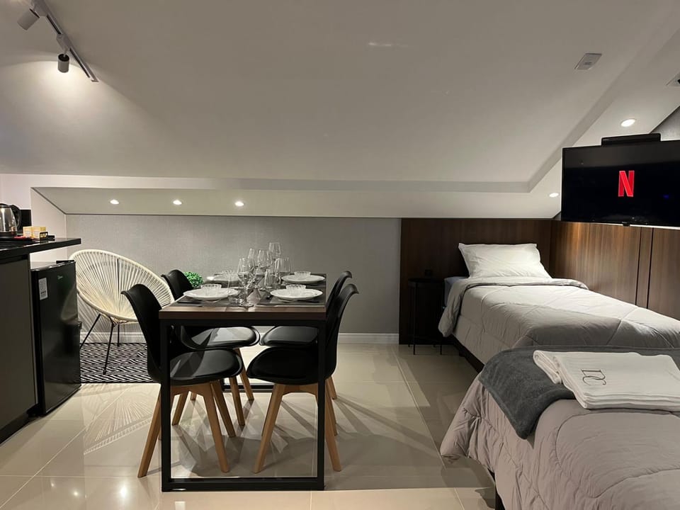 Bed, Kitchen or kitchenette, Seating area, Dining area, Bedroom