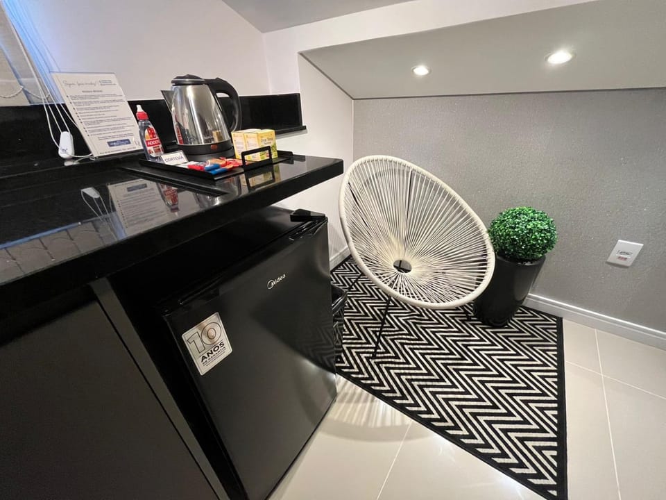 Kitchen or kitchenette, minibar