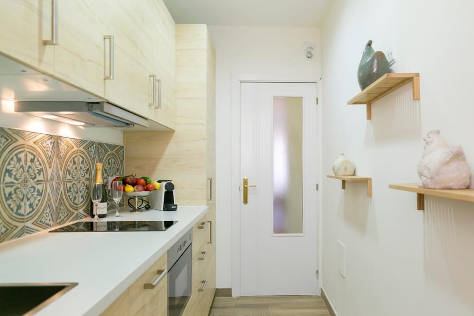 Kitchen or kitchenette, dishwasher, minibar, stove
