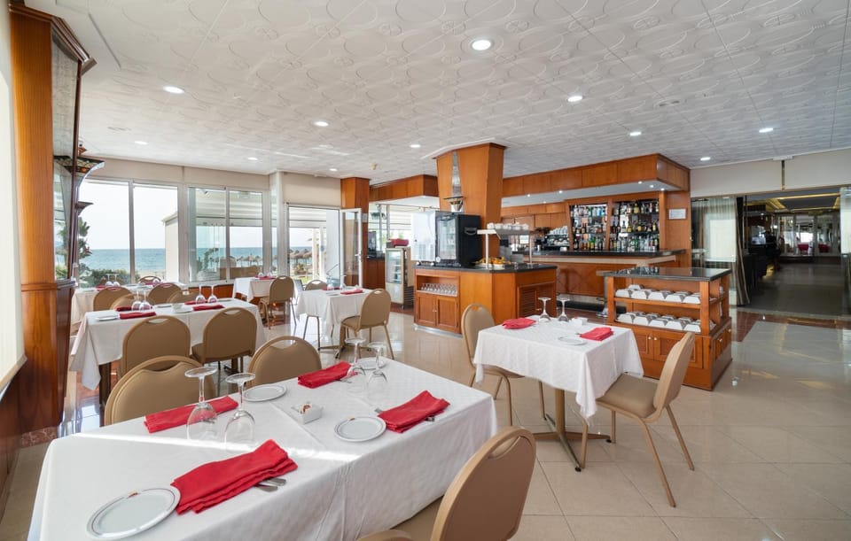 Restaurant/places to eat, Lounge or bar