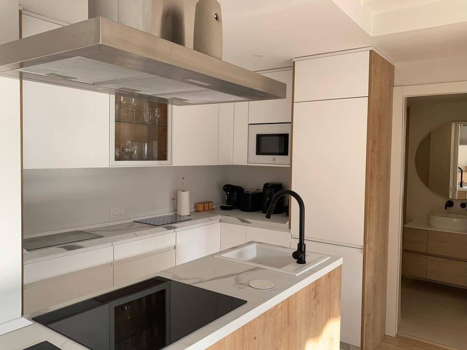 Kitchen or kitchenette, minibar, stove