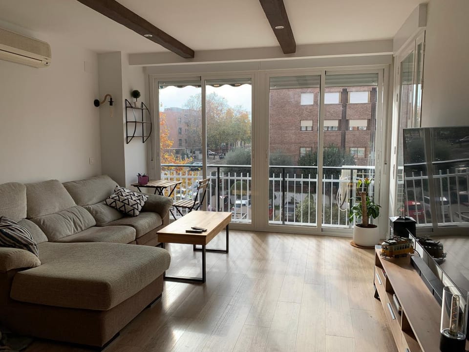 Communal lounge/ TV room, TV and multimedia, View (from property/room), Living room, Seating area, air conditioner
