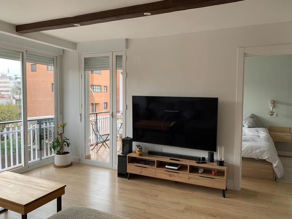 Communal lounge/ TV room, TV and multimedia, View (from property/room), Balcony/Terrace, Living room, Seating area, Evening entertainment