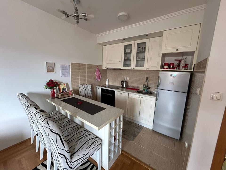 Coffee/tea facilities, Kitchen or kitchenette, dishwasher, oven, stove