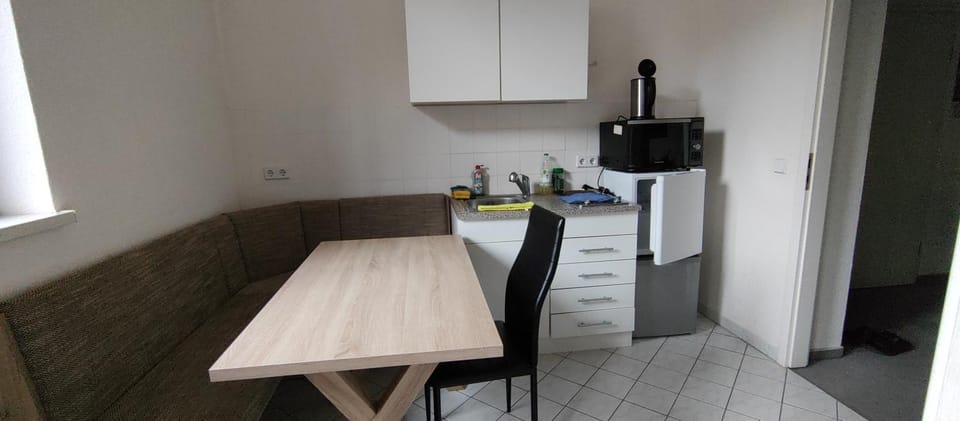 Kitchen or kitchenette, Dining area, stove
