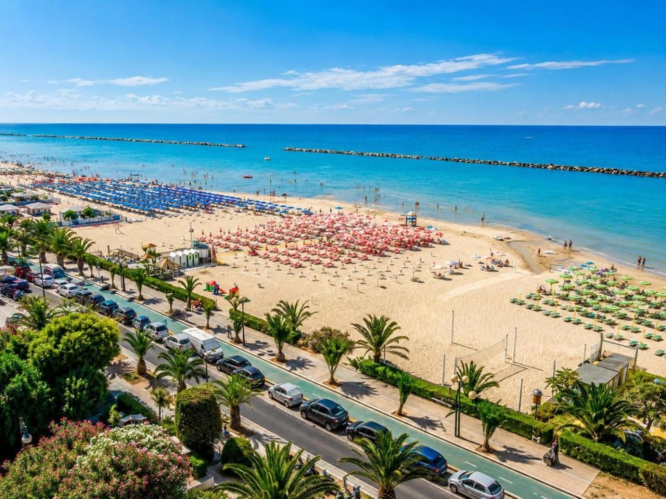 Nearby landmark, Communal lounge/ TV room, Spring, Day, Natural landscape, Bird's eye view, Beach, Evening entertainment, City view, Sea view, Location, sunbed