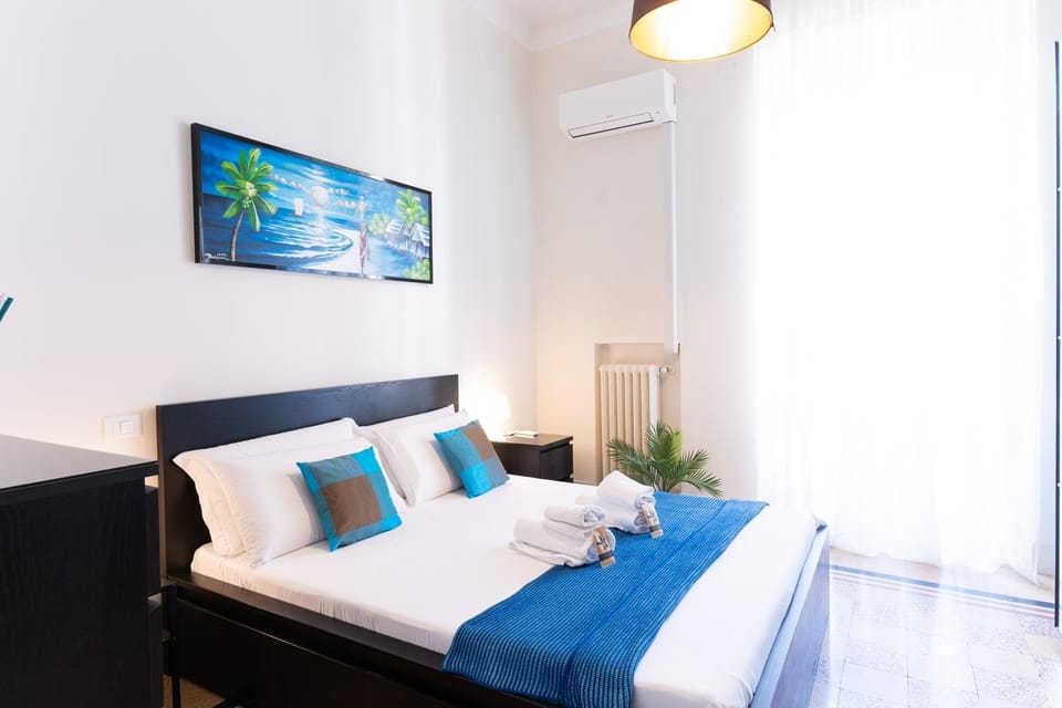 Bed, TV and multimedia, Photo of the whole room, Bedroom, towels, air conditioner