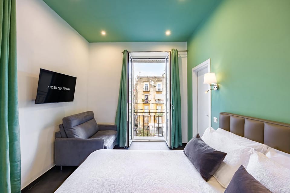 Bed, TV and multimedia, Photo of the whole room, Bedroom
