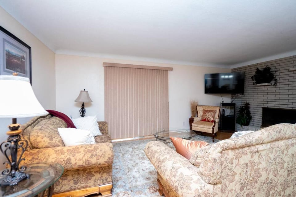 Cozy 5BR St Paul Home with Fireplace & Free Parking House in Maplewood