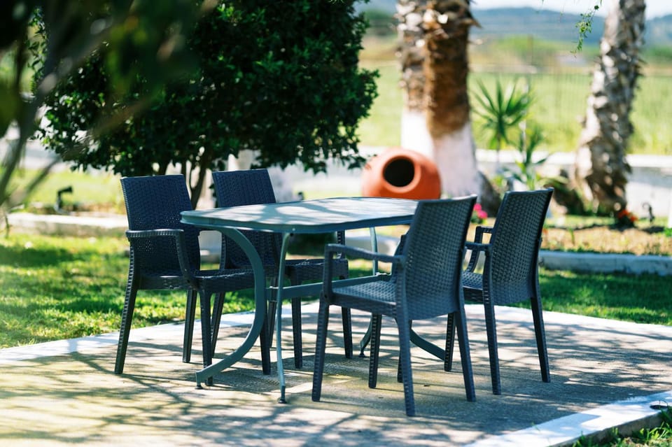Patio, Day, Garden, Dining area, Garden view