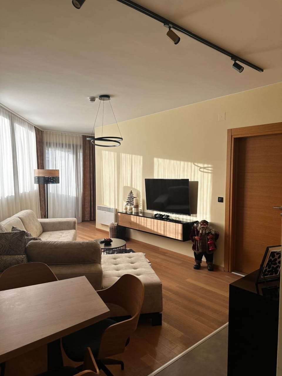 TV and multimedia, Balcony/Terrace, Living room, Seating area, Dining area, Mountain view