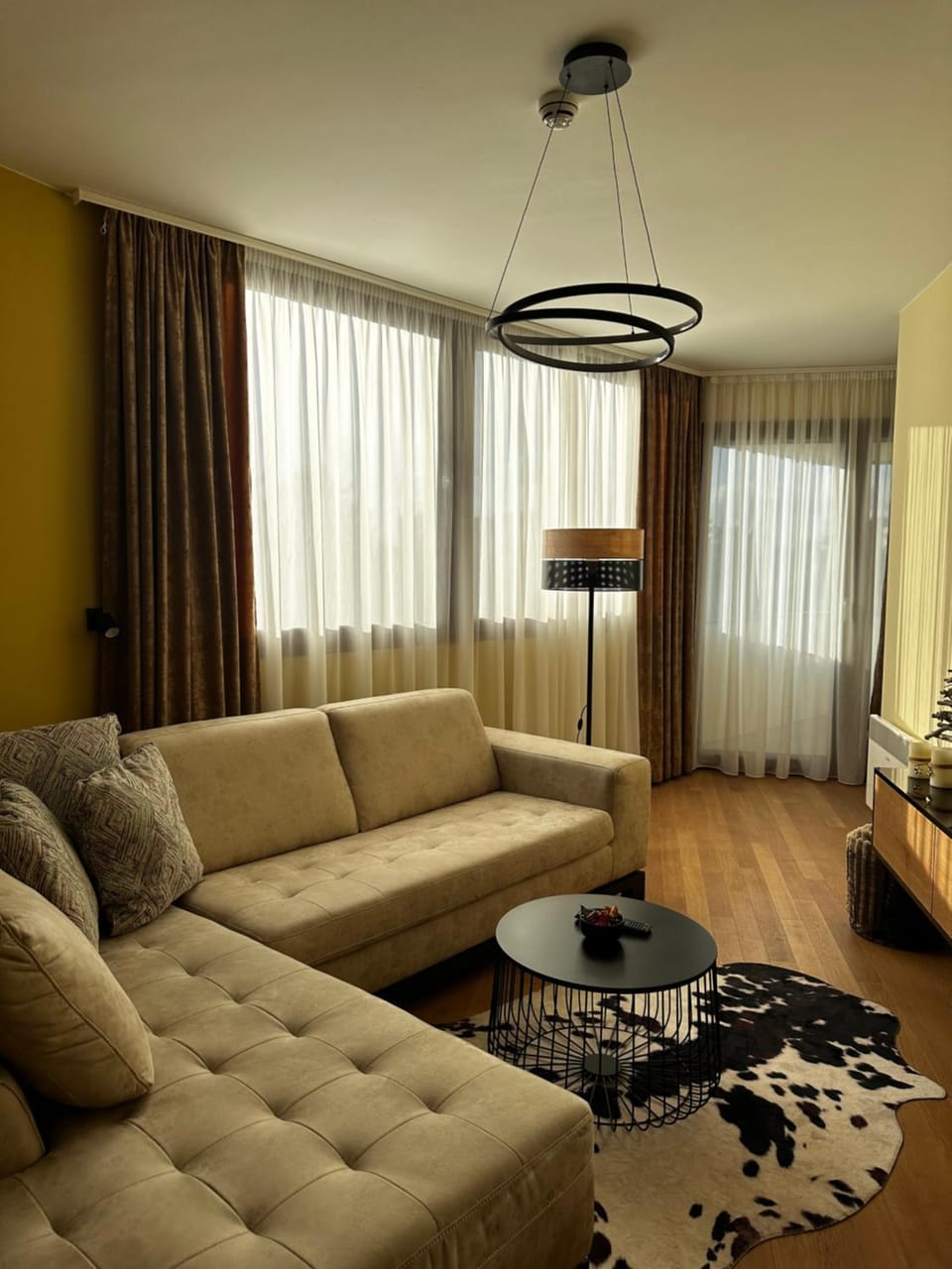 Living room, Seating area, Mountain view