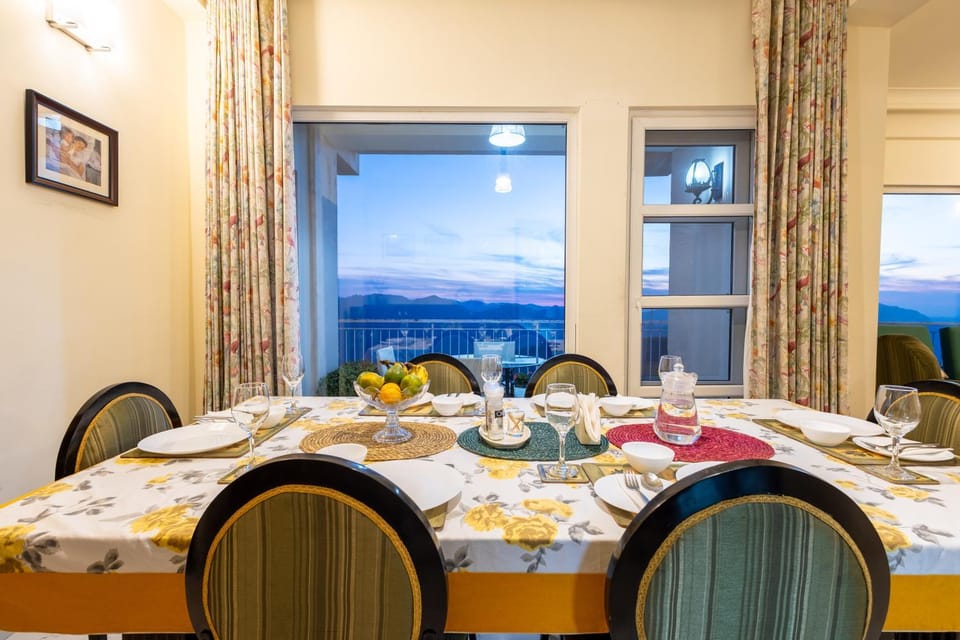 Food and drinks, Dining area, Food, Mountain view
