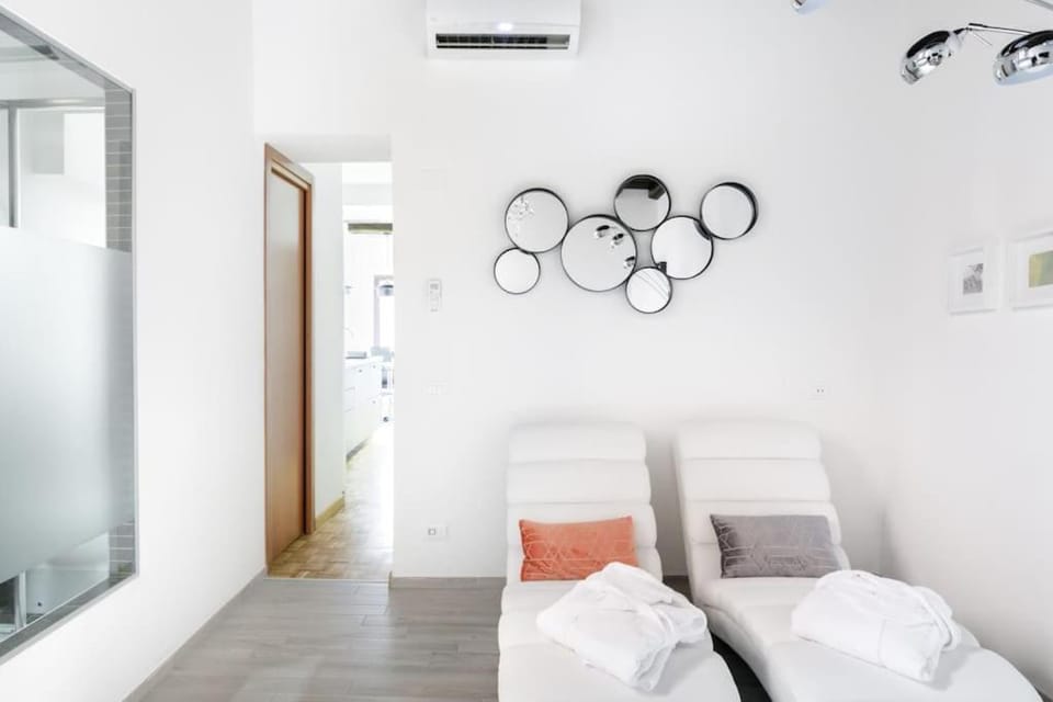 Photo of the whole room, air conditioner