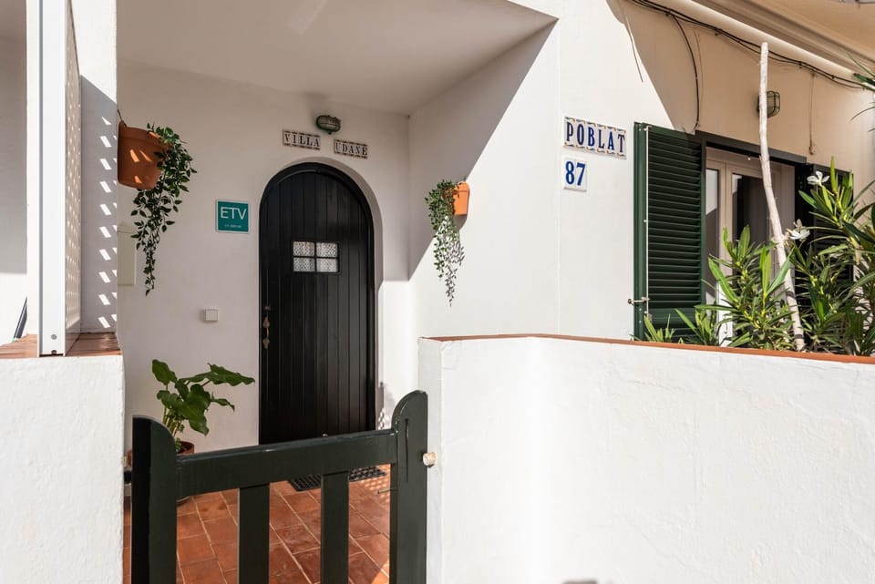 Property building, Day, Balcony/Terrace